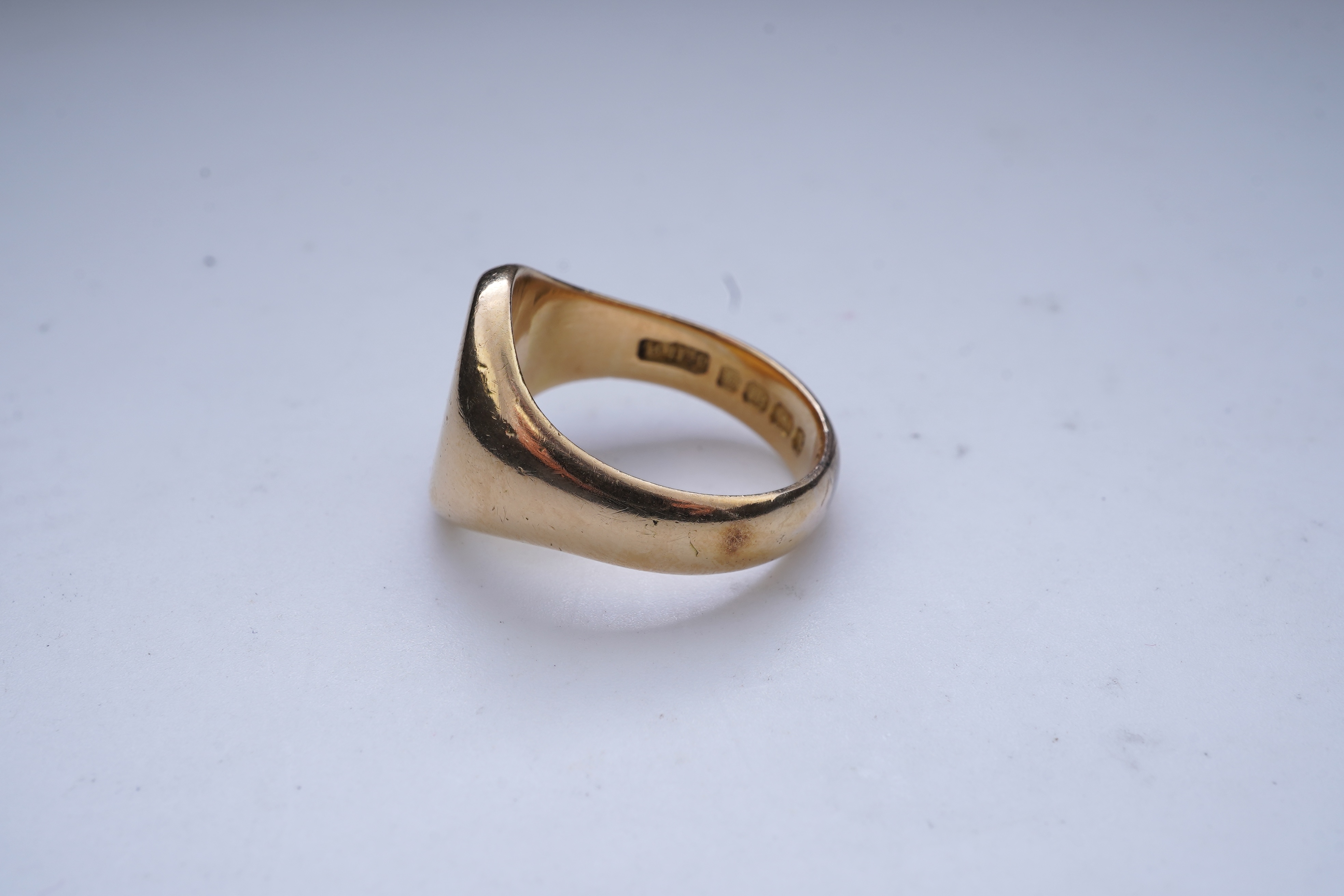 A Victorian 18ct gold signet ring, circa 1890